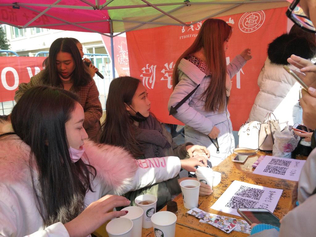 为同学送热茶
